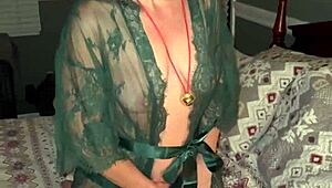 i'm betty an' i can't stop fingerbangin' my milf pussy in this christmas lingerie... oh god