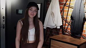 pizza guy delivers more than just pie to horny babe