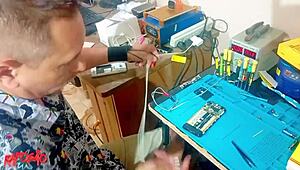 fixing phone turns into wild fun with busty Brazilian babe 😜🍑