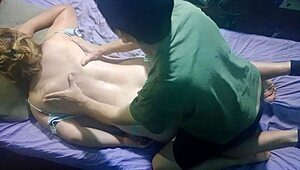 le hago un masaje sensual con aceite a esta pareja en tanga rompiendo su ropa despacito 😘