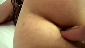 walking milf fists her own tight ass and moans loud