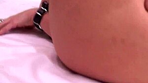 walking milf fists her own tight ass and moans loud