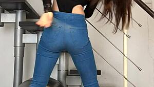Watch this sexy chinese babe dancing in super tight jeans