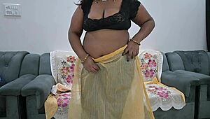 Desi aunt in saree lifts blouse to flash her full tits teasingly