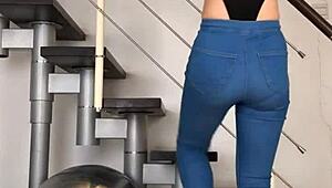 Watch this sexy chinese babe dancing in super tight jeans