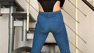 Watch this sexy chinese babe dancing in super tight jeans