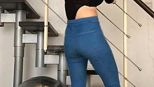 Watch this sexy chinese babe dancing in super tight jeans