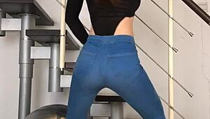 Watch this sexy chinese babe dancing in super tight jeans