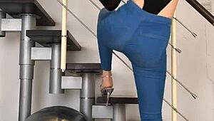 Watch this sexy chinese babe dancing in super tight jeans