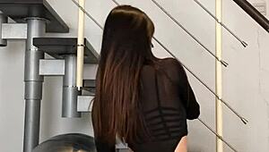 Watch this sexy chinese babe dancing in super tight jeans