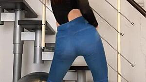 Watch this sexy chinese babe dancing in super tight jeans