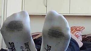 hey wanna see my white sneaker socks hugging these sexy feet toes wiggling for your chubby fetish fun german style
