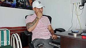 secretaria, tu coño húmedo negocia mi verga por aumento??