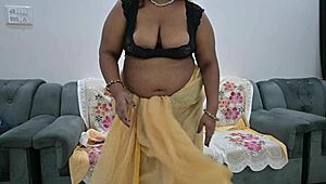Desi aunt in saree lifts blouse to flash her full tits teasingly