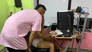 puedes ver como mi coño chorreando se traga este consolador transparente hasta el fondo!!