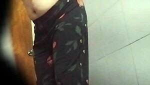 spying on hot colombian stepmom shaving her tight pussy!