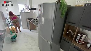 i cant stop staring at empregada's provocante shortinho on cam