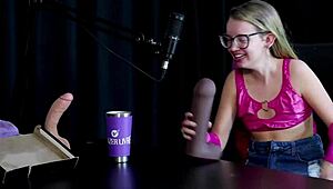 safadinha de 18 anos shows first blowjob then strips to virgin pussy!