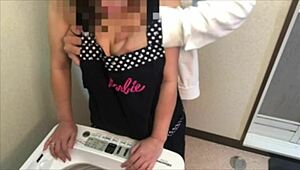 変態人妻が夫の留守中に上司と不倫セックスに溺れる
