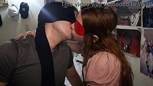 Quieres sus besos con lengua mojada y saliva profunda que le encanta probar?