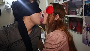 Quieres sus besos con lengua mojada y saliva profunda que le encanta probar?