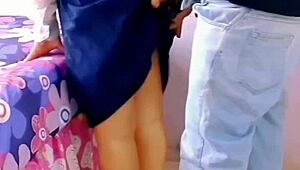 PAR DE ALUMNOS MEXICANOS CALENTURIENTOS COGEN EN LA SALA CON FAMILIA AL LADO