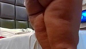 Mara Exotic Spreads Tight Pussy And Fat Asshole Clapping Cellulite