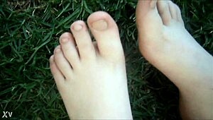 wanna lick this aussie chubby teen 18+ outdoor feet and toes?