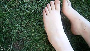 wanna lick this aussie chubby teen 18+ outdoor feet and toes?