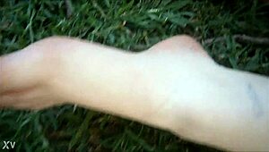 wanna lick this aussie chubby teen 18+ outdoor feet and toes?