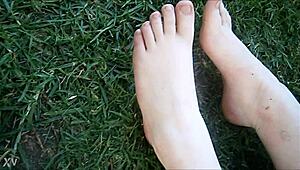 wanna lick this aussie chubby teen 18+ outdoor feet and toes?