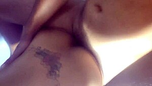 comendo a buceta raspadinha molhada da amiga skinny brasileira de quatro