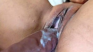 sentir seu pau bem duro na minha buceta e ver você gozar mto dentro é o q eu + desejo ai q delícia...