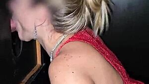 o corno me levou p gloryhole e eu fiz a festa comendo verga sem parar