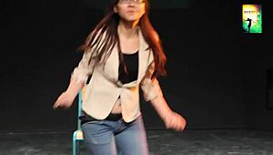 wanna see tra my shake her sexy vietnamese ass in that hot dance