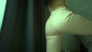 Brunette Fuck Doll's Jeans Rip for Big Pussy Lips and Ass Worship