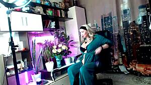 😍 aimee hot milf shoves zucchini deep in her beautiful cunt 👅