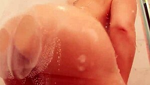 sara jay lathers her huge bubble ass all soapy and shiny before riding hard 💦🍑