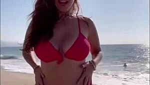 Amateur brazilian married cougar shakes her hips dancing hot and wild