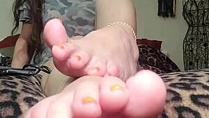 Foot Goddess Mymistressk Hypnotizes Subs with Barefoot Fetish