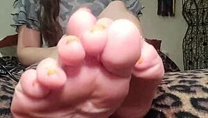 Foot Goddess Mymistressk Hypnotizes Subs with Barefoot Fetish