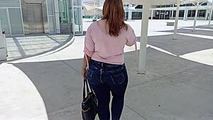 A city tour reveals her tempting mature curves intimately
