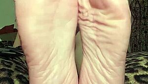 Foot Goddess Mymistressk Hypnotizes Subs with Barefoot Fetish