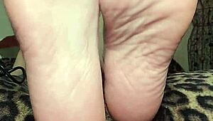 Foot Goddess Mymistressk Hypnotizes Subs with Barefoot Fetish