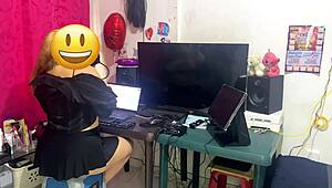 mi jefe me obliga a masturbarlo en la oficina con mis tetas gordas y primerizo bbw