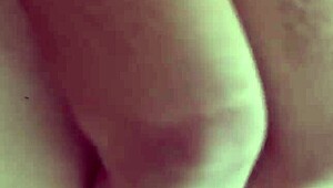 así me gusta manoseando esta verga rica la joven amateur me masturba cuando nadie está en casa vecino caliente
