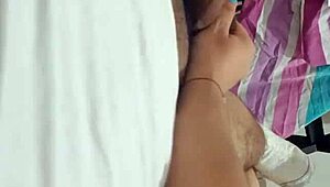 así me gusta manoseando esta verga rica la joven amateur me masturba cuando nadie está en casa vecino caliente
