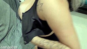 dei pro meu vizinho gostoso ele socou minha pussy e chupou meus huge tits demais