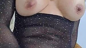 Sexy latina fingers pussy with dildo vibrator till squirting orgasm in solo show.