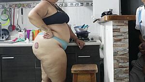 mi vecino colombiano me dobla en la cocina, me come el coño y me llena de leche en las tetas naturales 😩💦